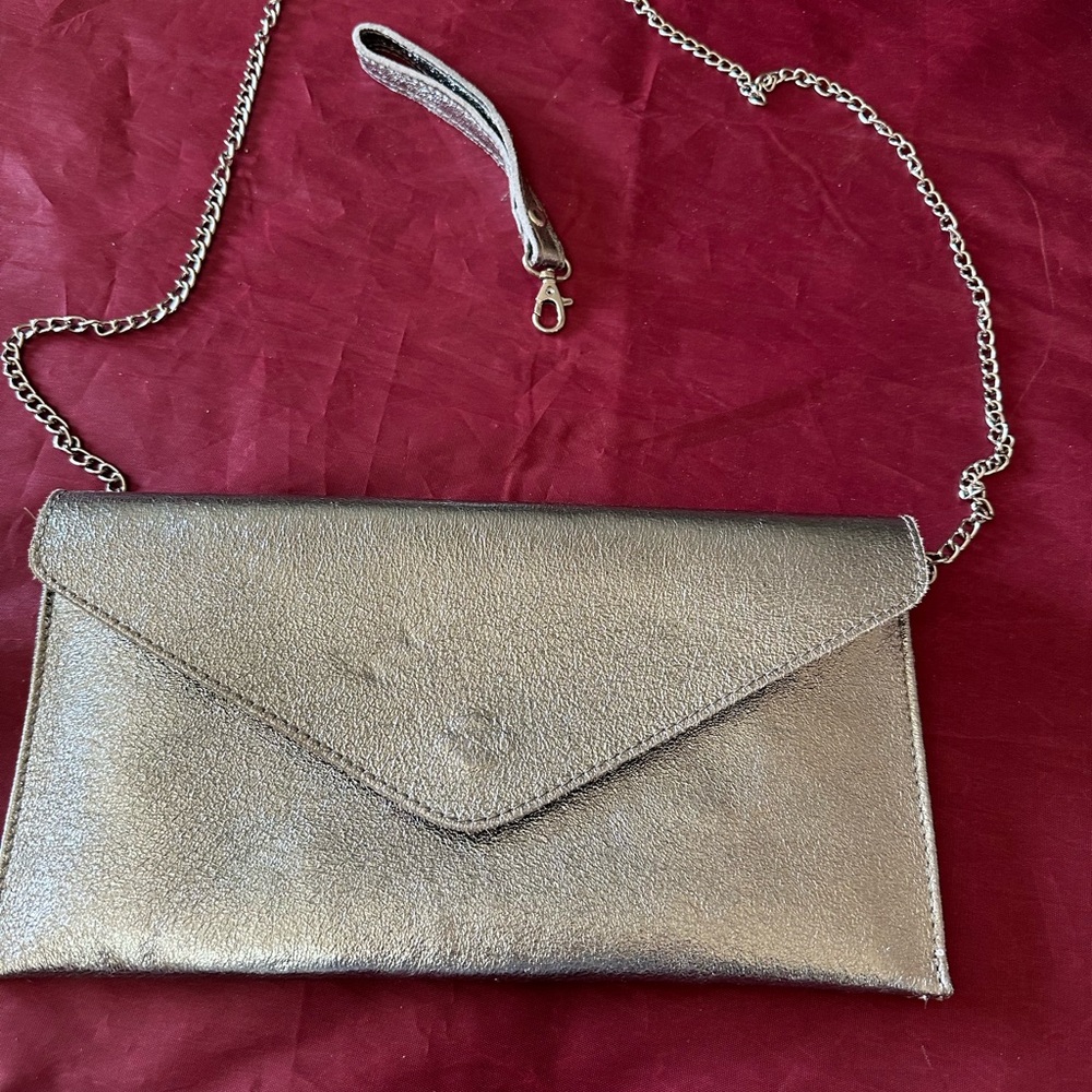 Purse
May use as Clutch or Cross Body